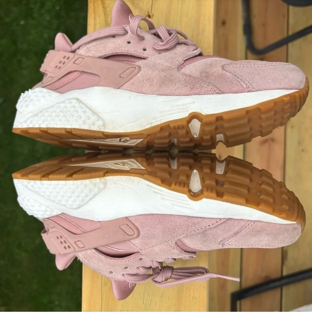 Nike Air Haurache Run in Particle Pink Suede Sneaker Sz 8